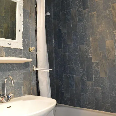 Apartment En Bord De Avec Piscine Et Parking Prive A 300m De La - Cap D'agde - Fr-1-249-315 *